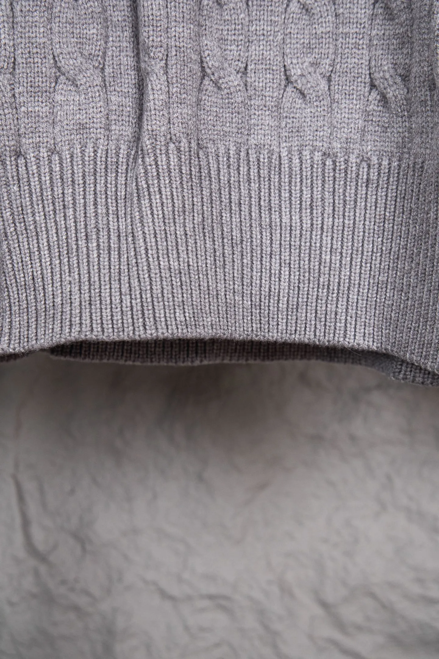 P240 Ralph Lauren 2025ss new twist sweater button cardigan. The fabric is made of imitation cashmere fabric. A full set of customized accessories. The highest version on the market. Color: Navy blue, black, white and gray. Size: S-XL.